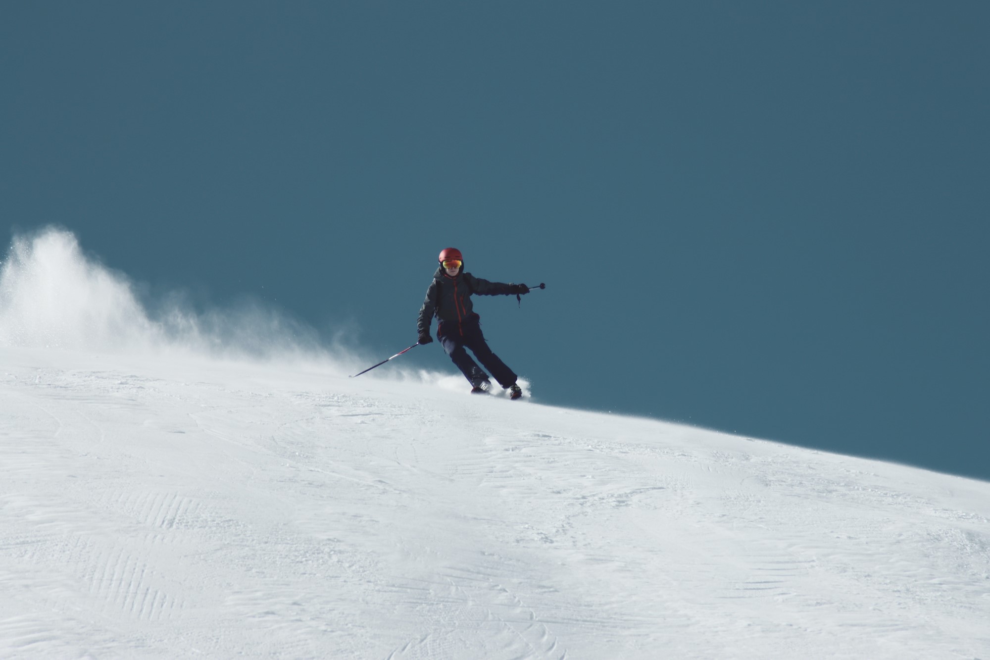 Ung mann kjører på ski i utforbakke