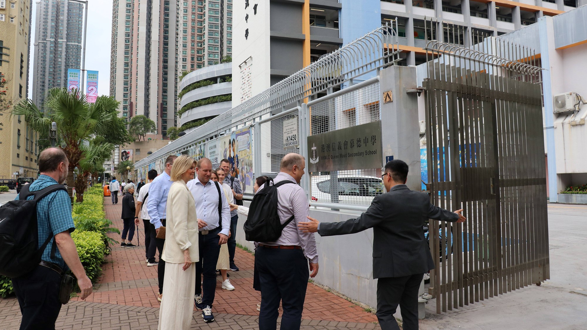 På vei inn skoleporten