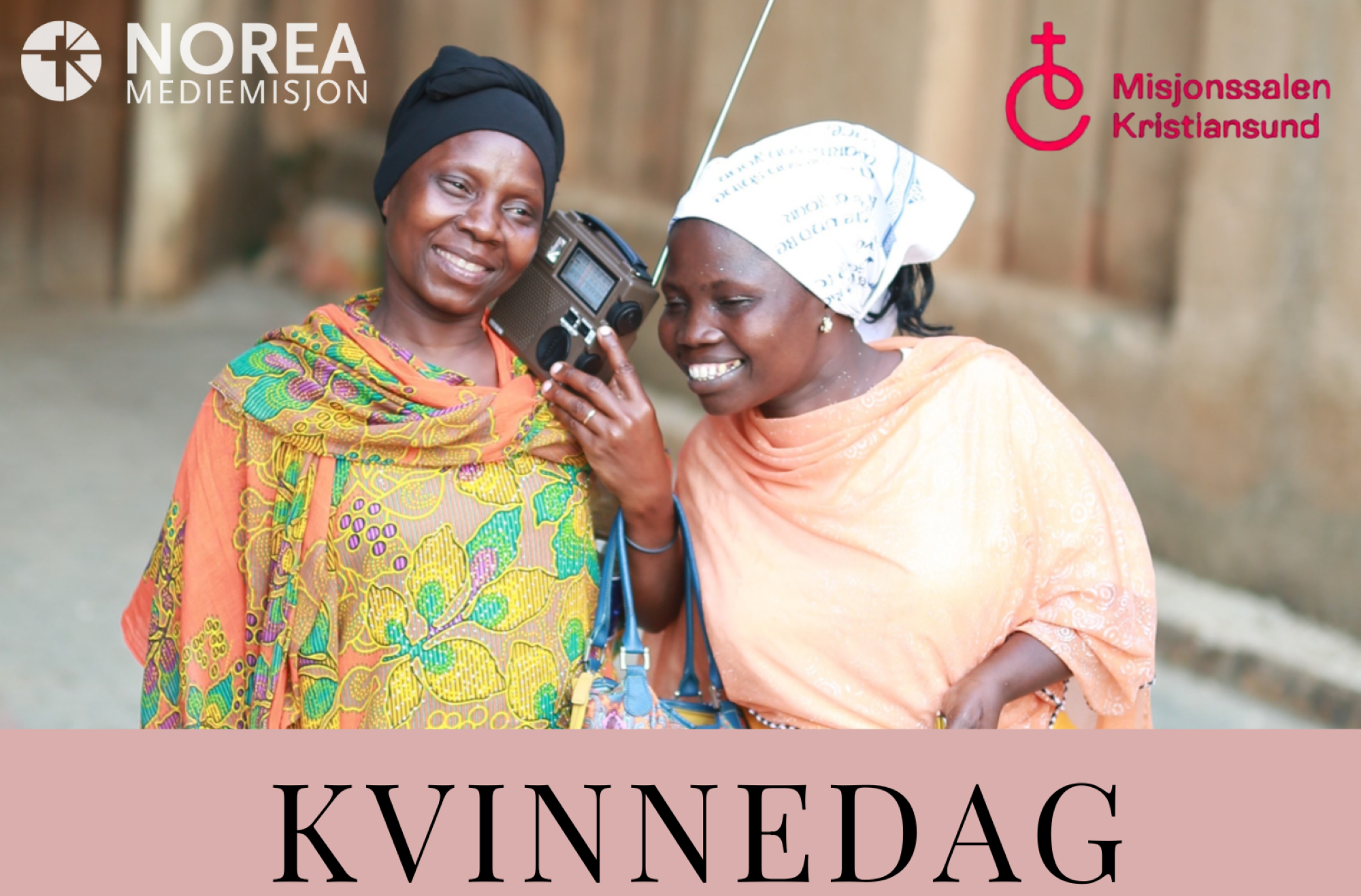 Bildet viser 2 damer som hører på radio