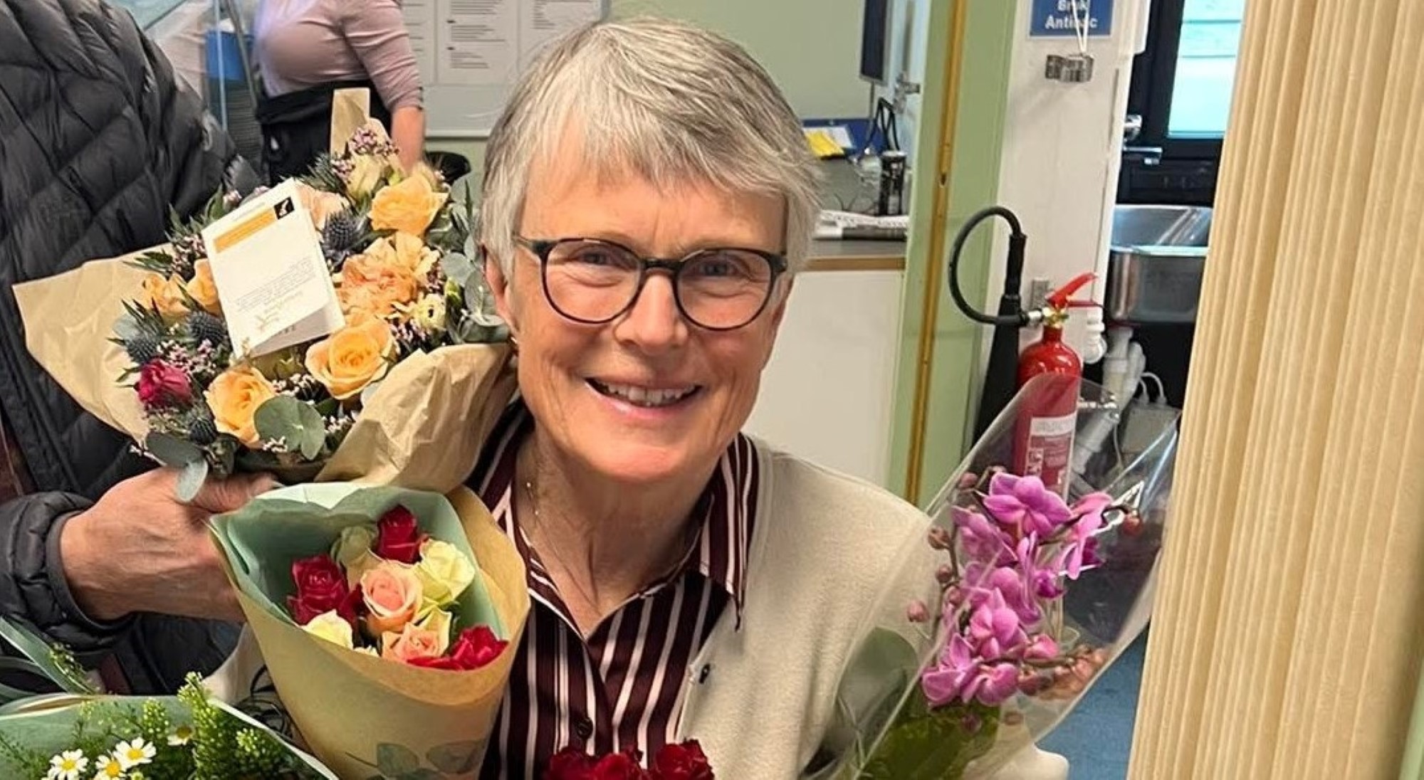 Kvinne med avskjedsblomster