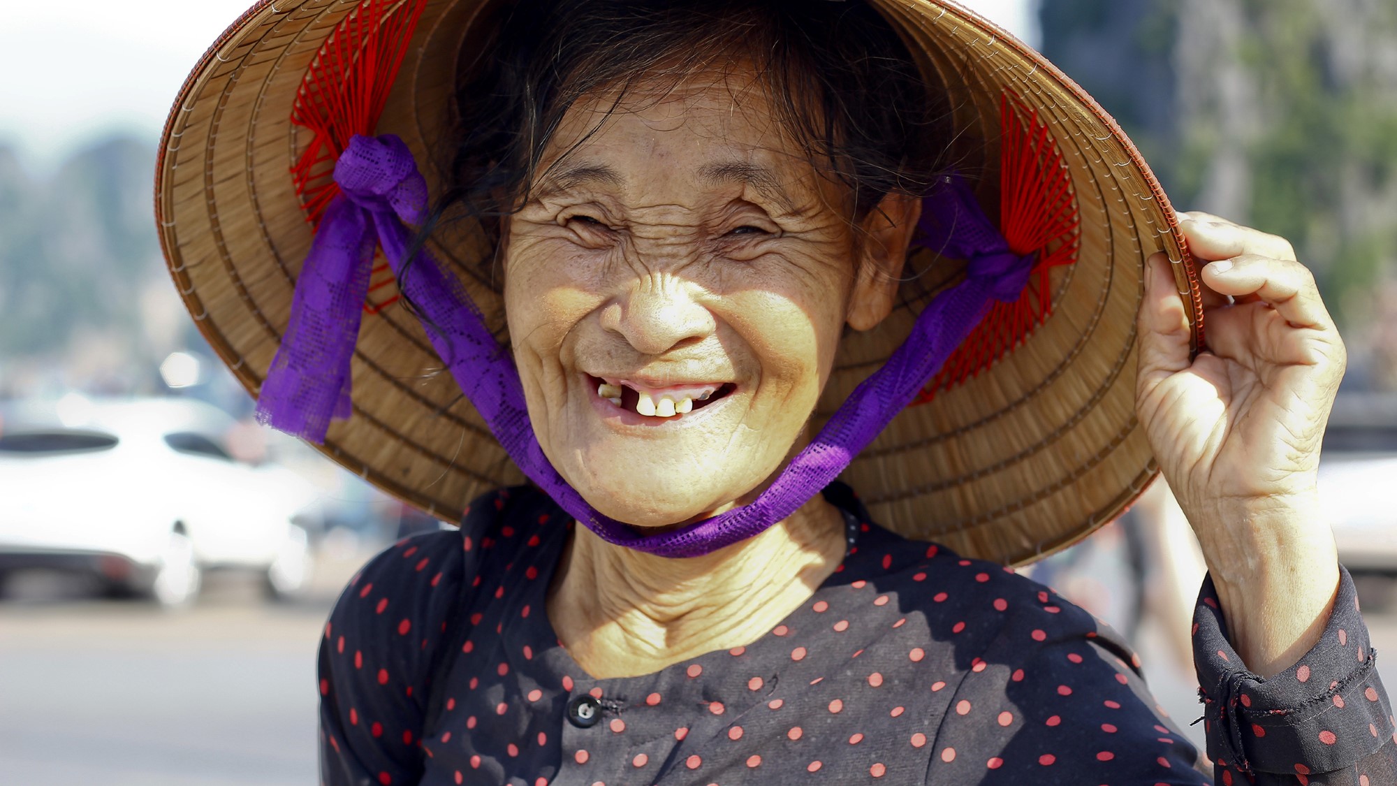 Kinesisk eldre kvinne smiler