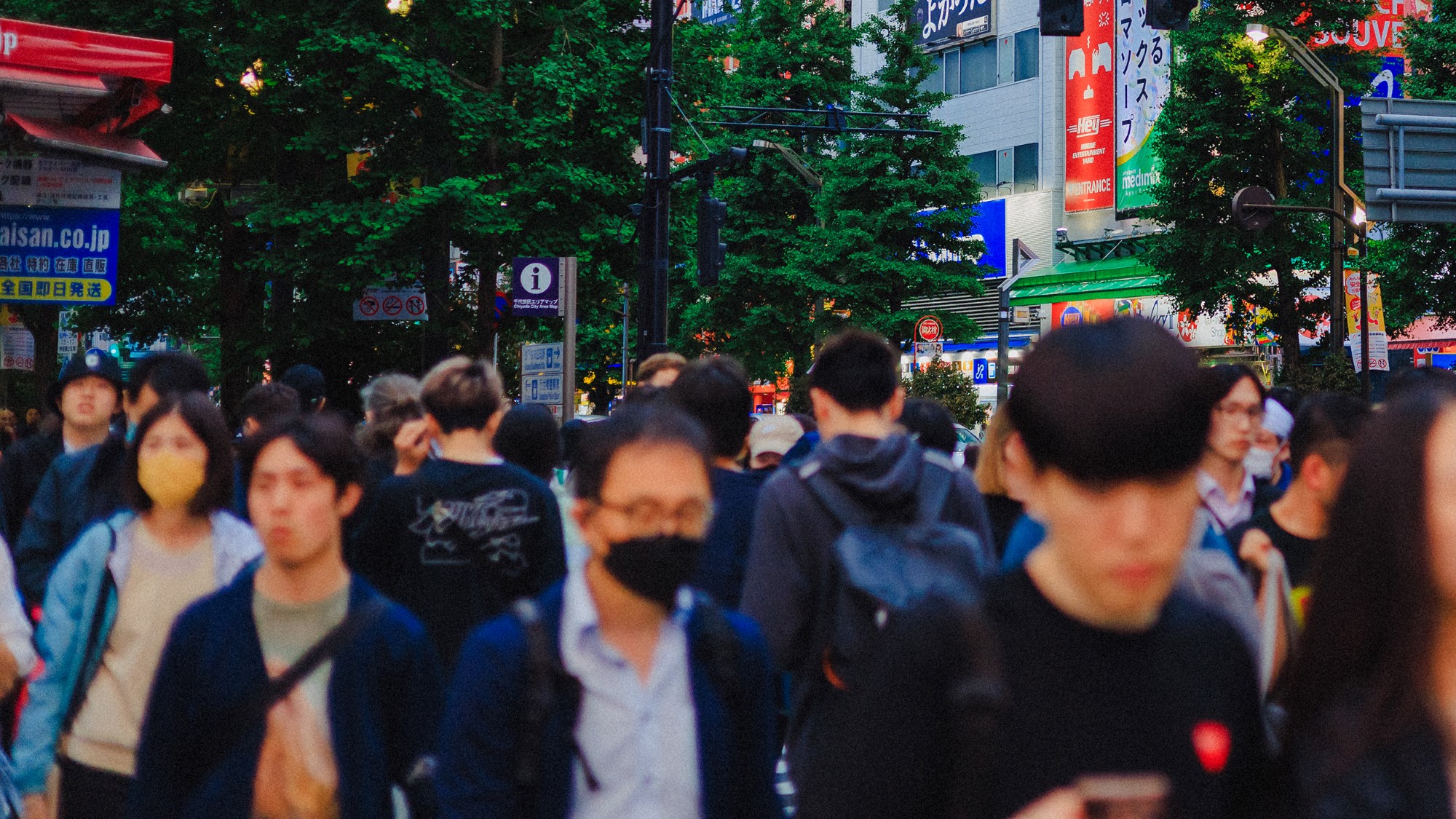 Travel gate full av folk