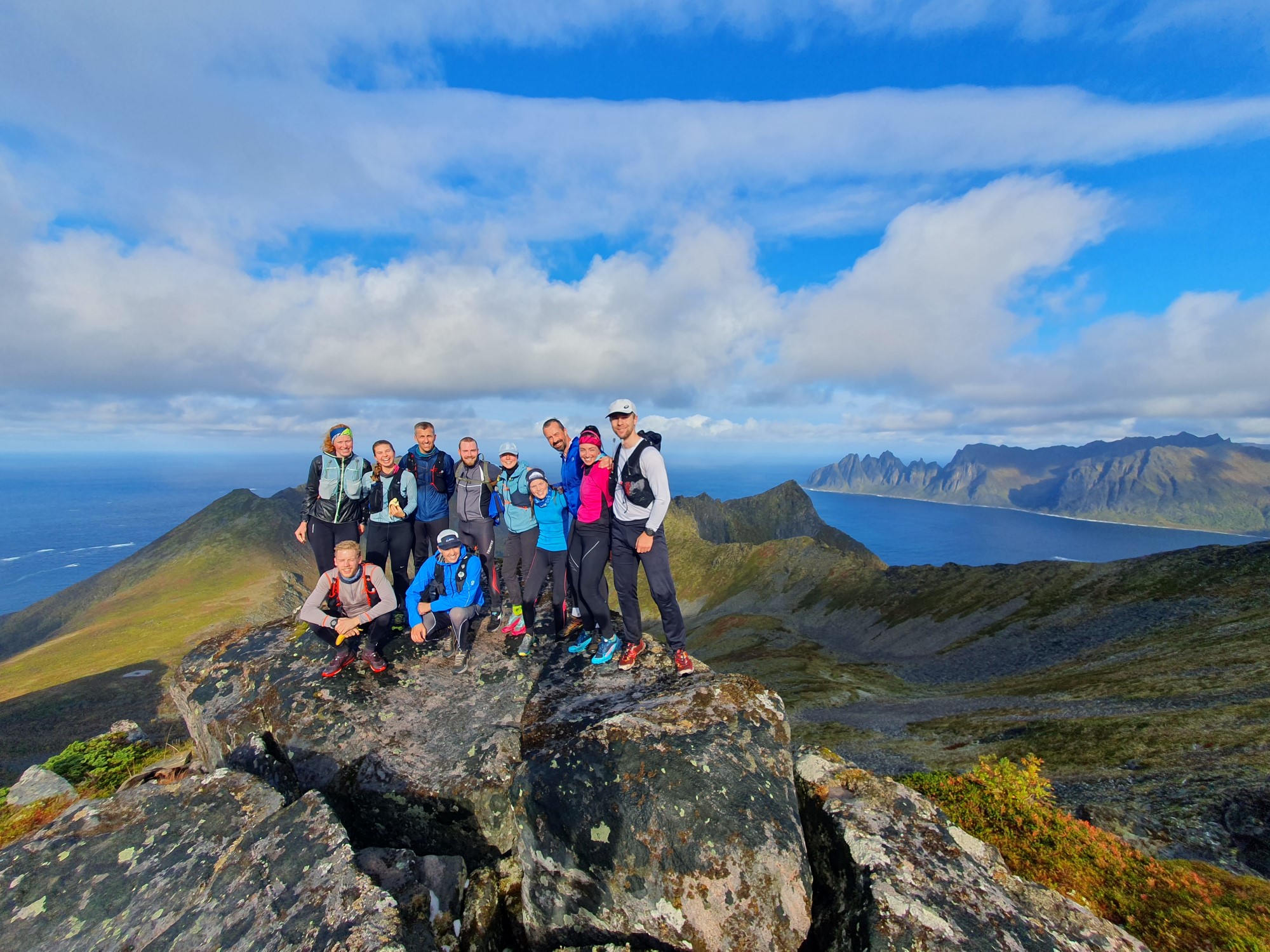 En flokk mennesker på toppen av et fjell