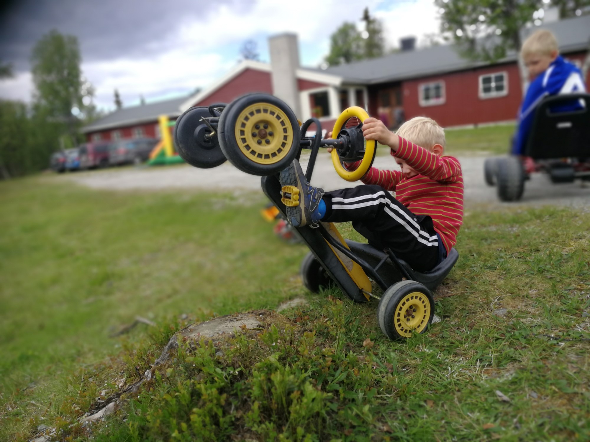 Gutt på racerbil Livoll