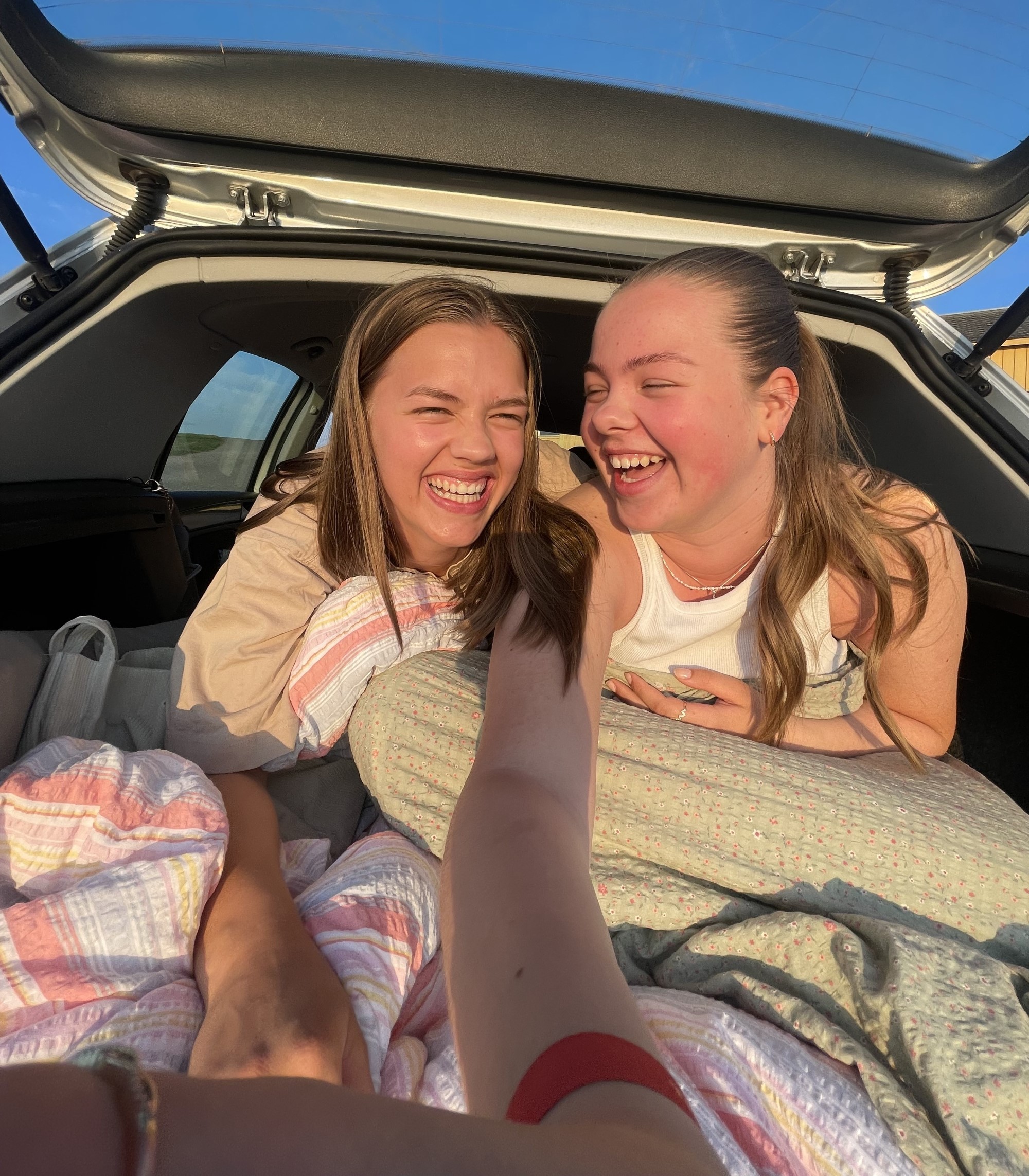 Anny og Thea Sofie med Bibelen