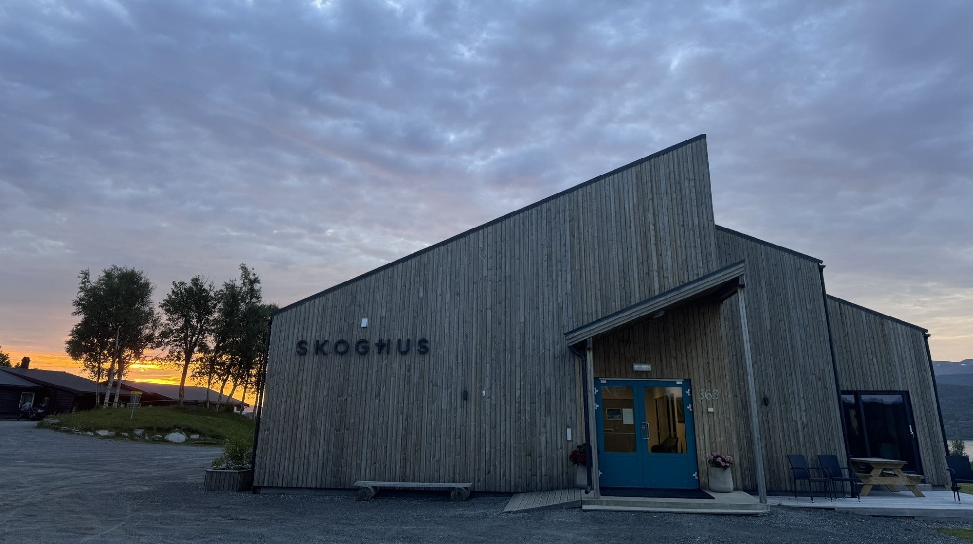 Skoghus leirsted i midnattsollys