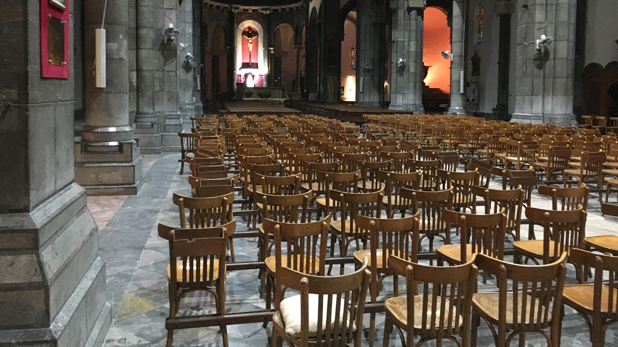 Interiør i stor kirke