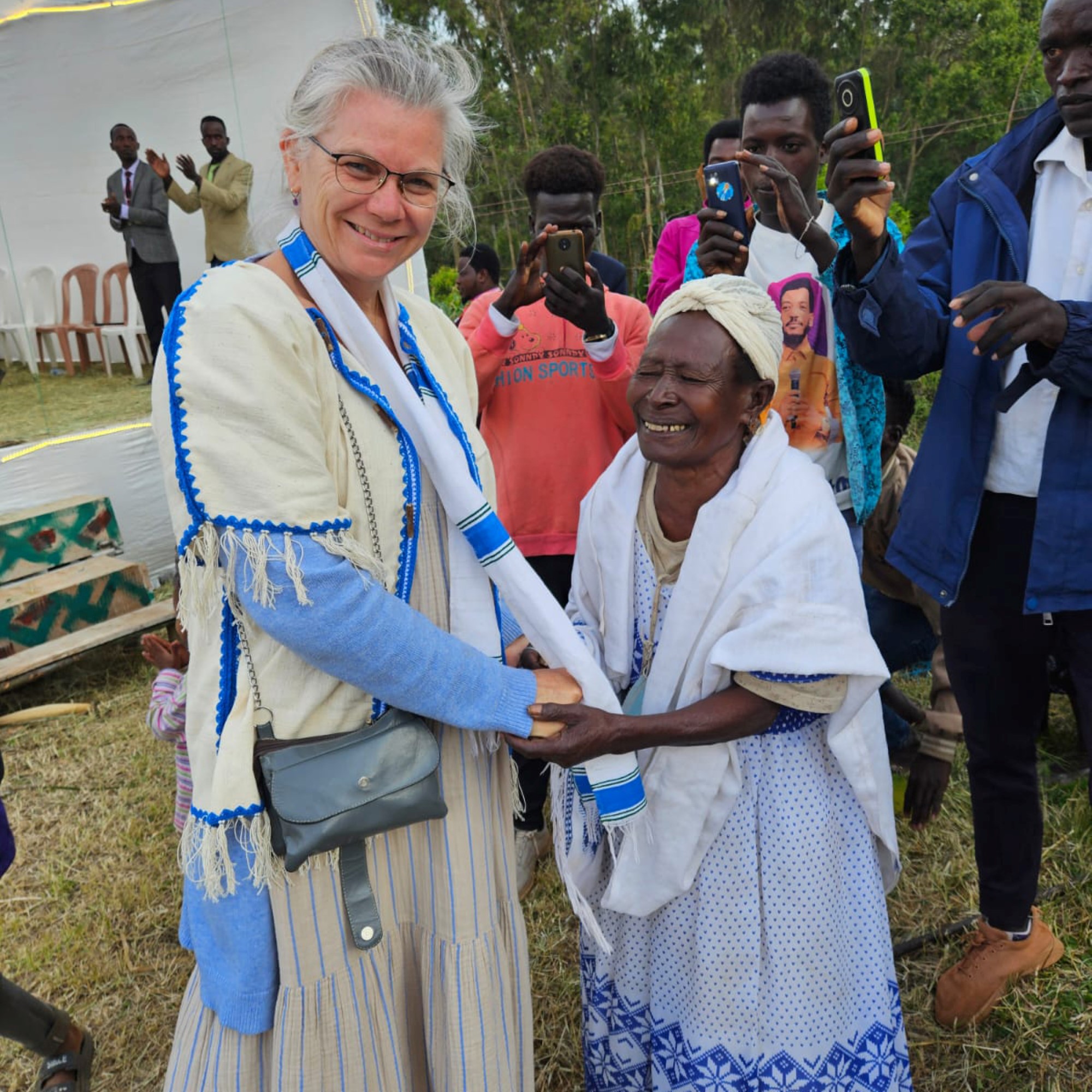 Gunn Eline og lokal kvinne