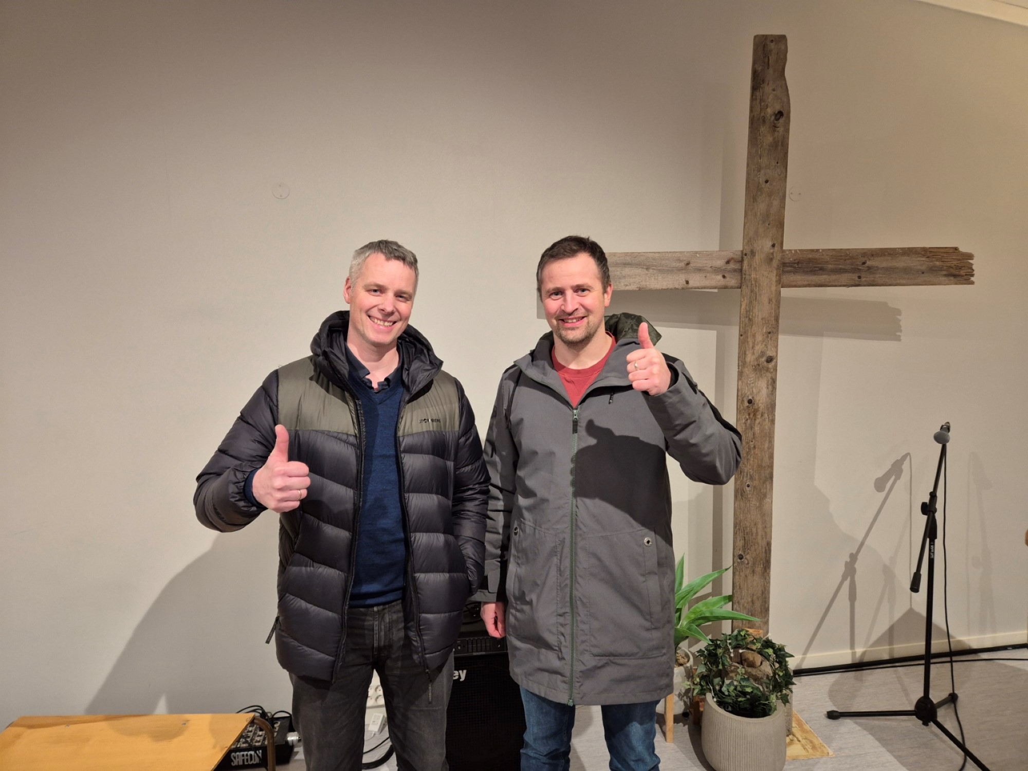 Bildet viser 2 glade karer som viser tommel opp.