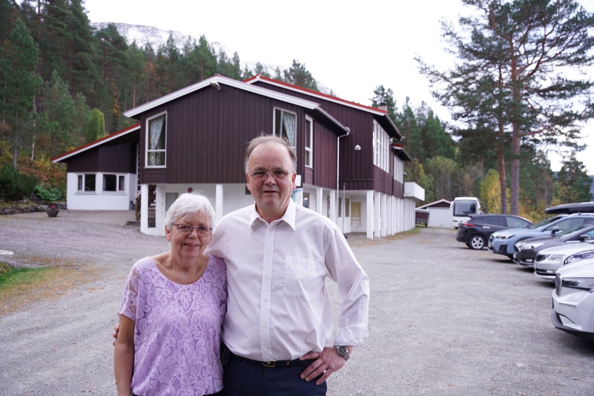 Bildet viser Kari og Arne-Johan som står foran Solhøgda leirsted