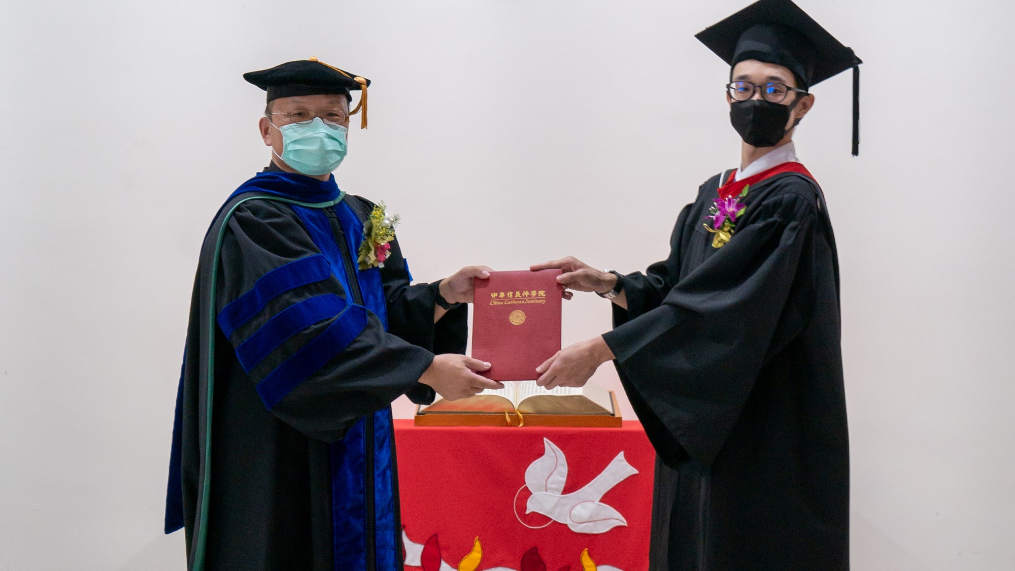 Huang Cheng Han mottar diplom