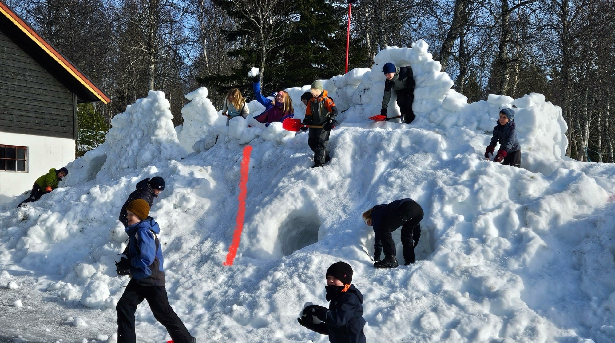 Barn bygger snøborg utenfor Søvassli