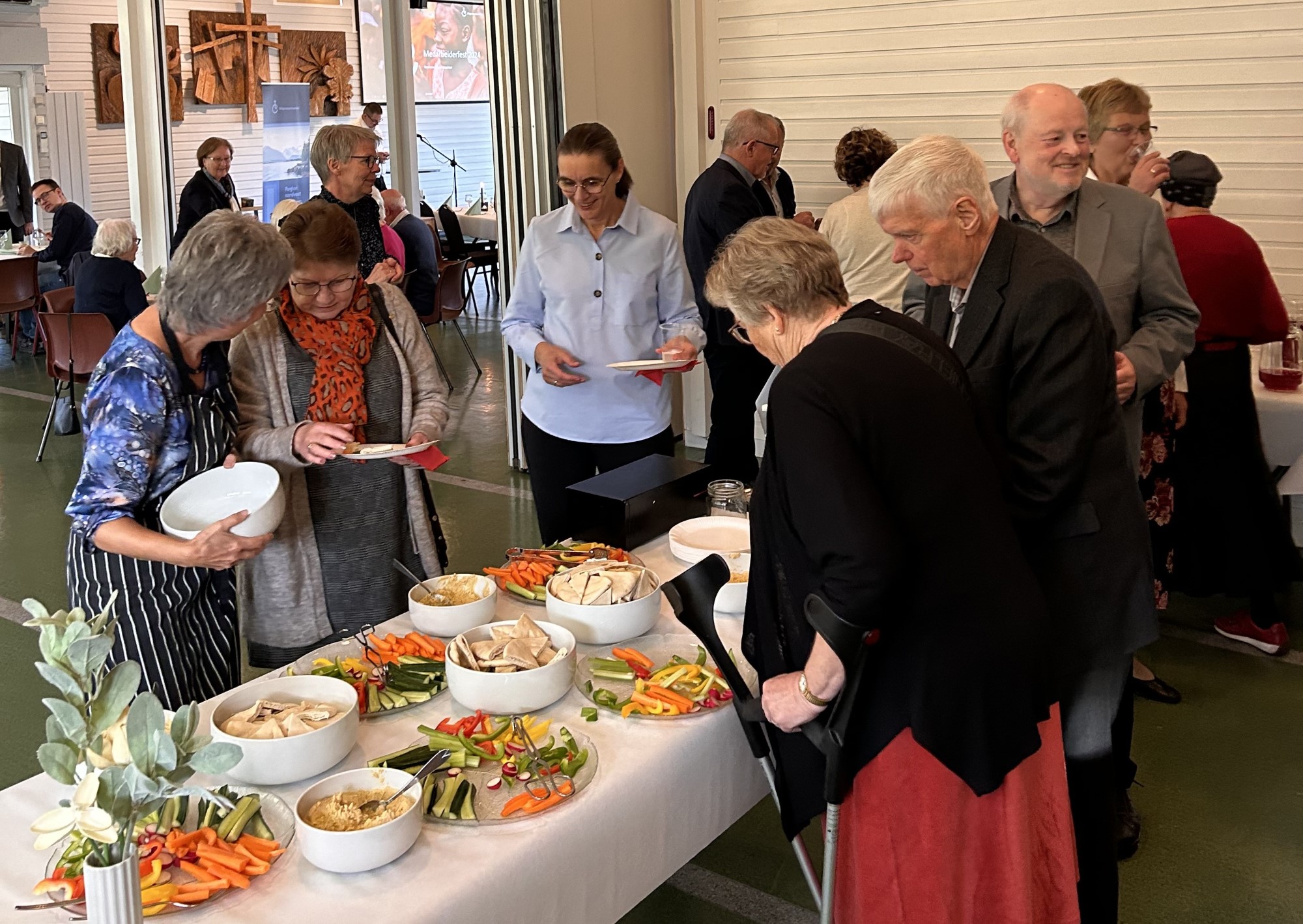 Bildet viser folk som forsyner seg av mat på Vestheim