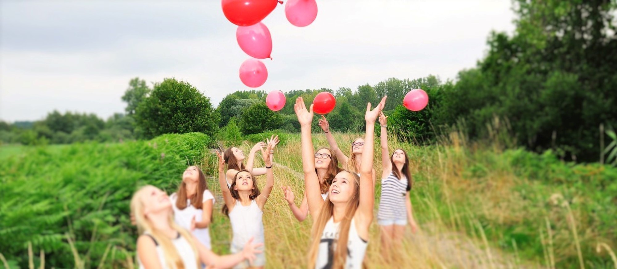 Jenter som slipper løs ballonger