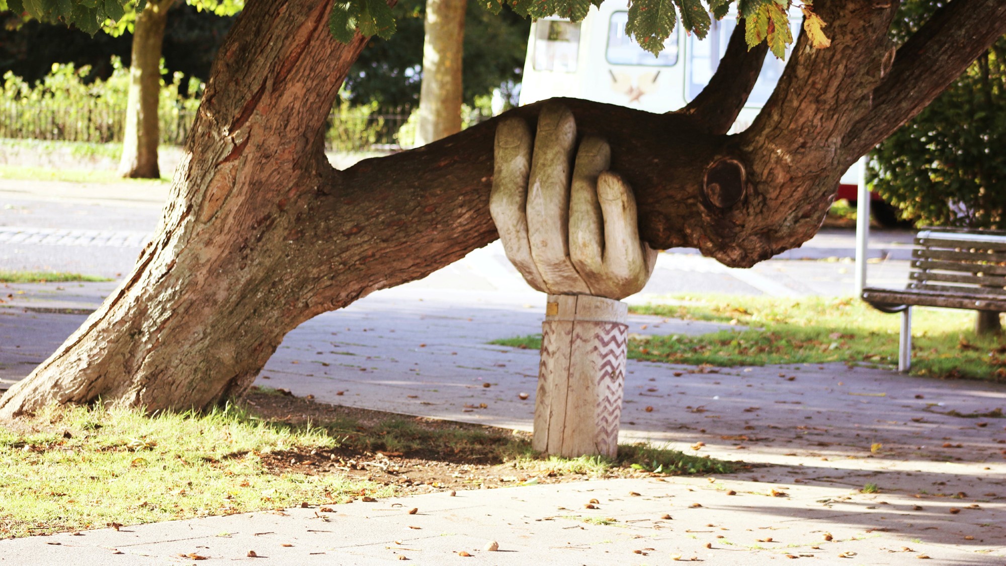 Støttebjelke formet som hånd støtter et tre