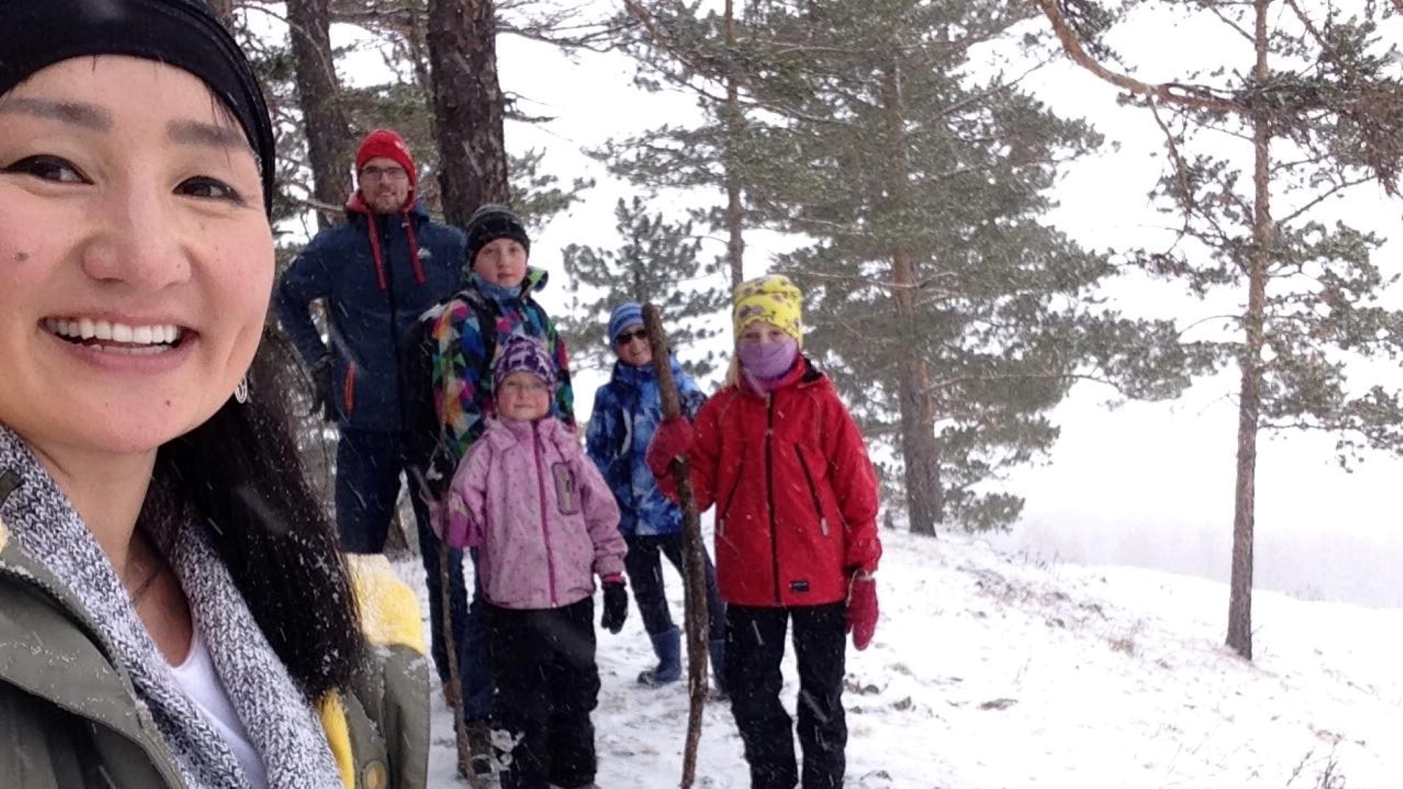 Gruppe på fjelltur i snø i Mongolia