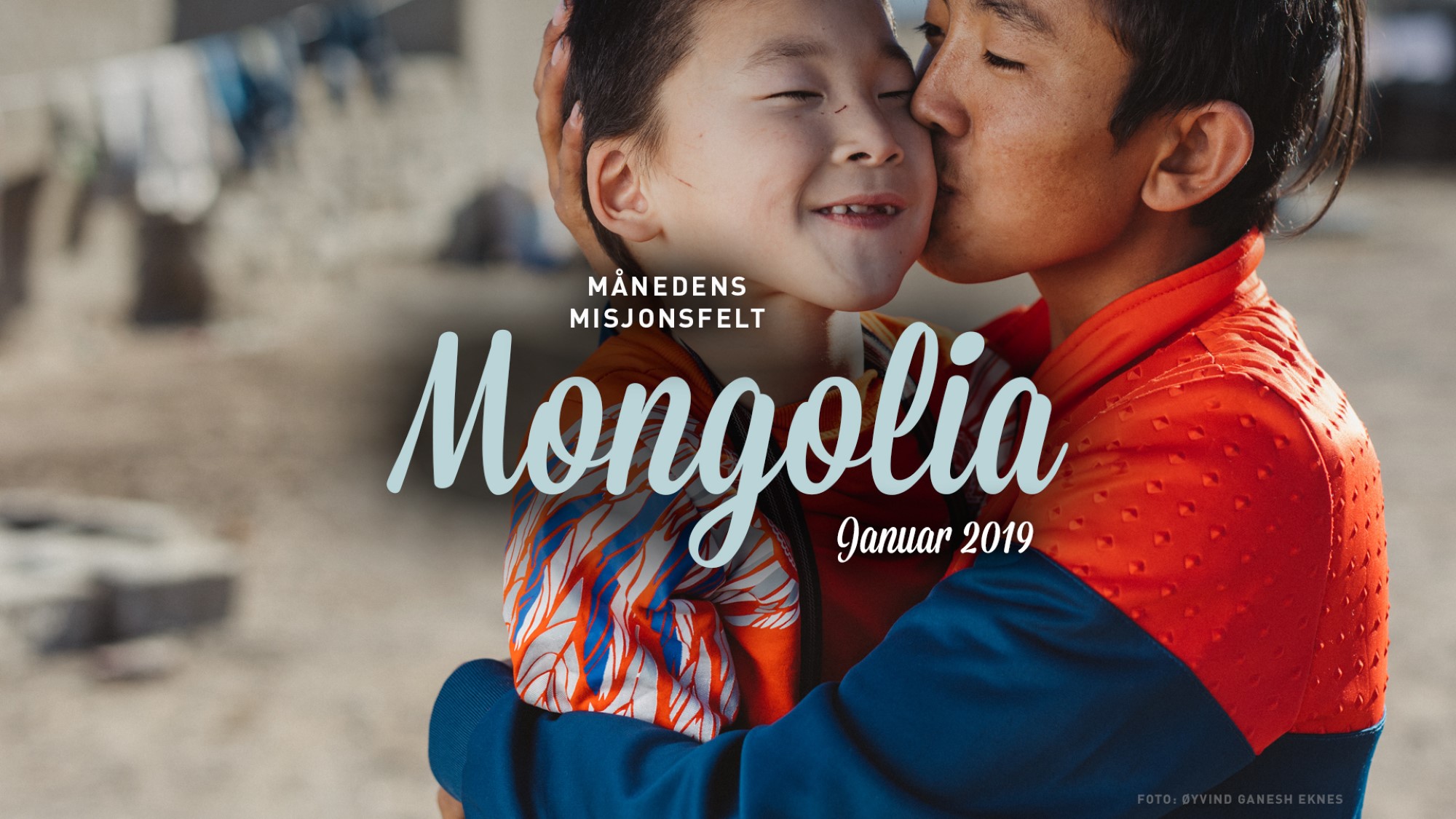 Tekstplakat månedens misjonsfelt mongolia. Bilde av gutt med cerebral parese som får klem av onkel.