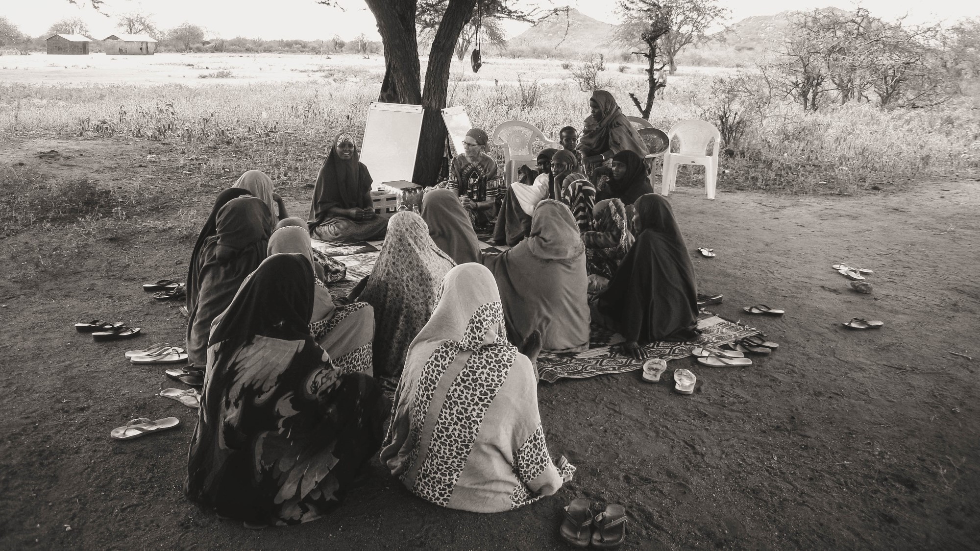 Kvinner under et tre i Kenya