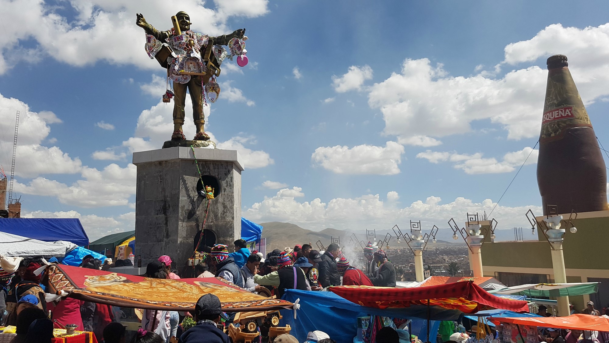 Folkefest rundt en statue i Peru