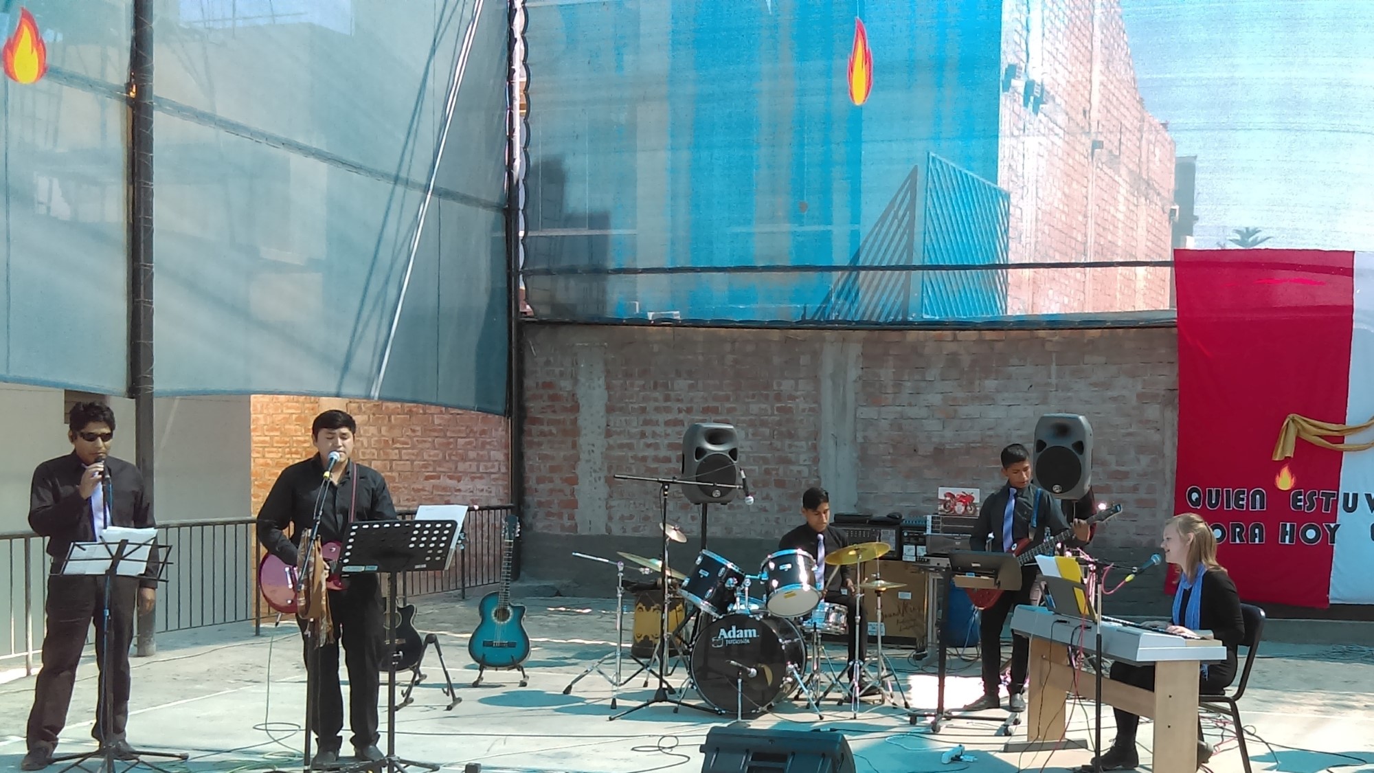 Fire musikere spiller musikk på en åpen plass i Arequipa