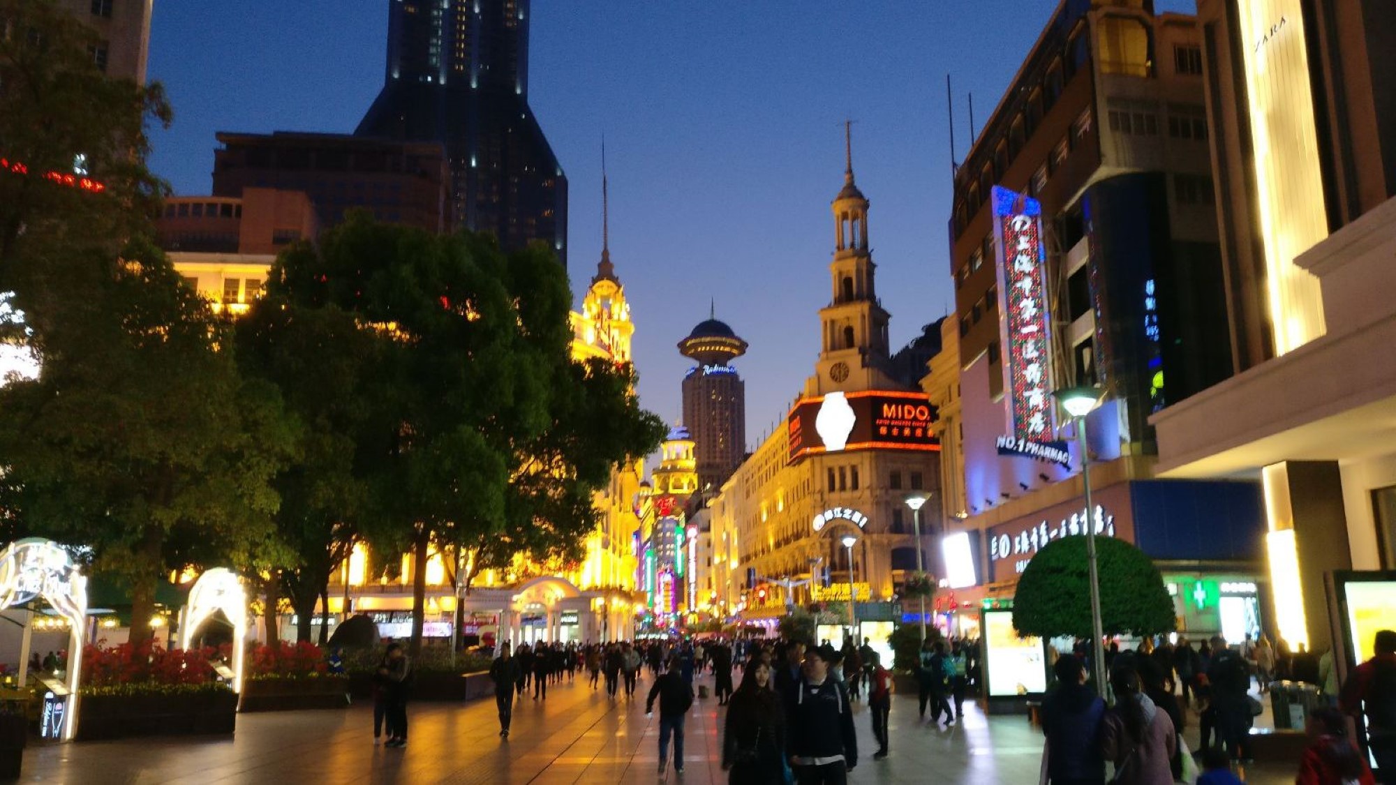 Kinesisk gate på kvelden