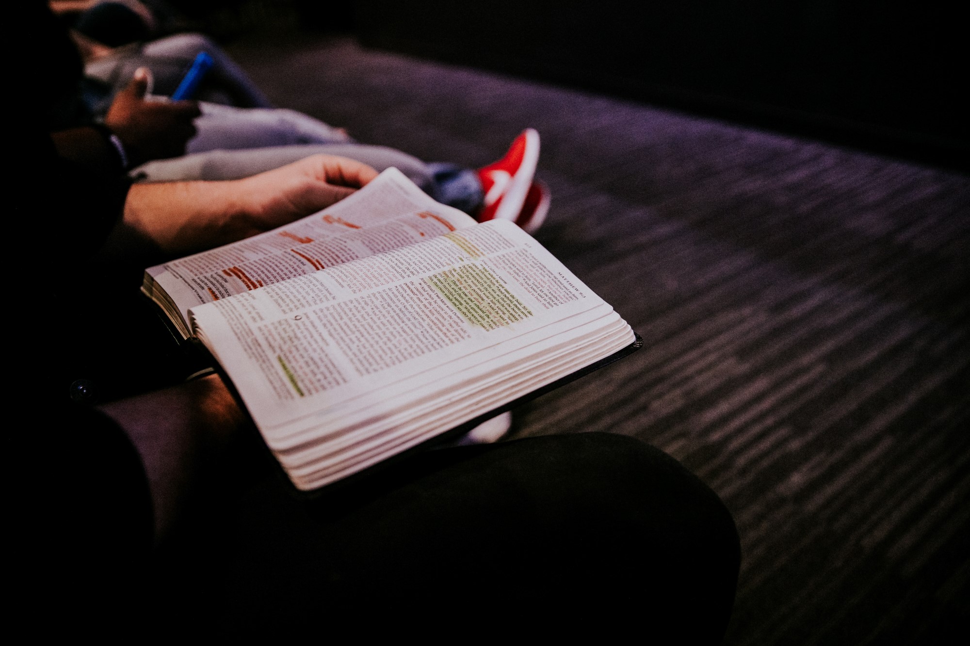 Ungdom leser bibel med understrekinger
