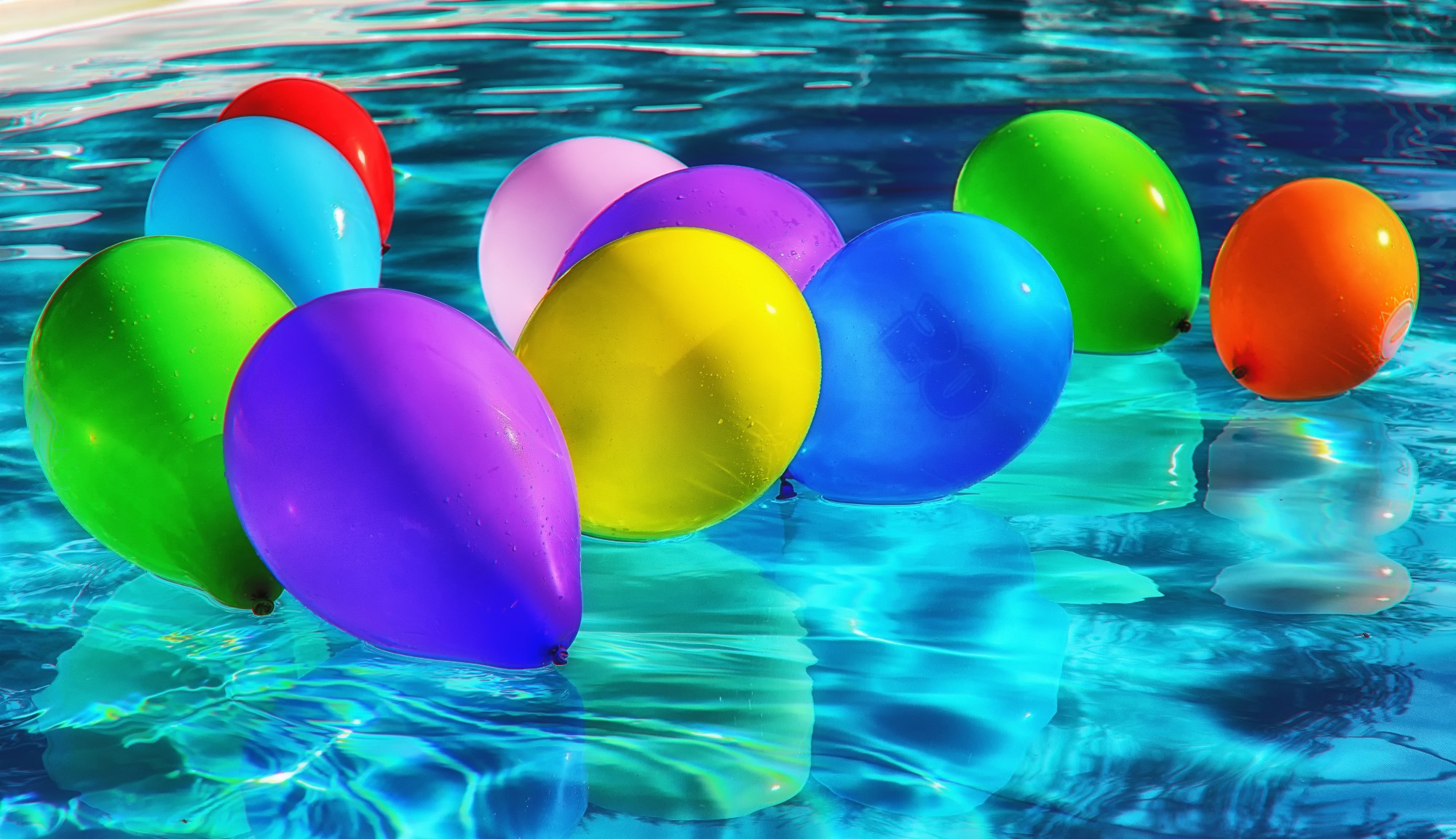 Ballonger flytende i vann