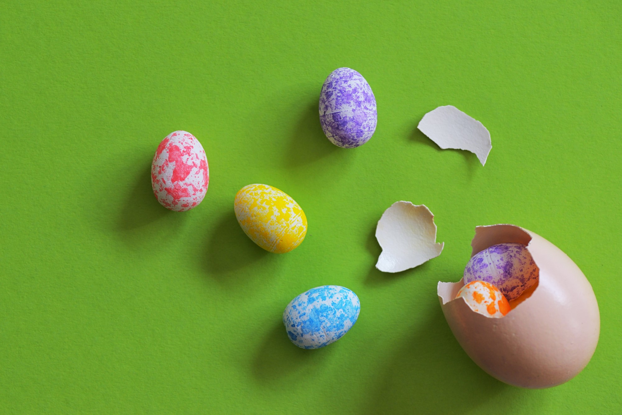 Egg med godteriegg inni