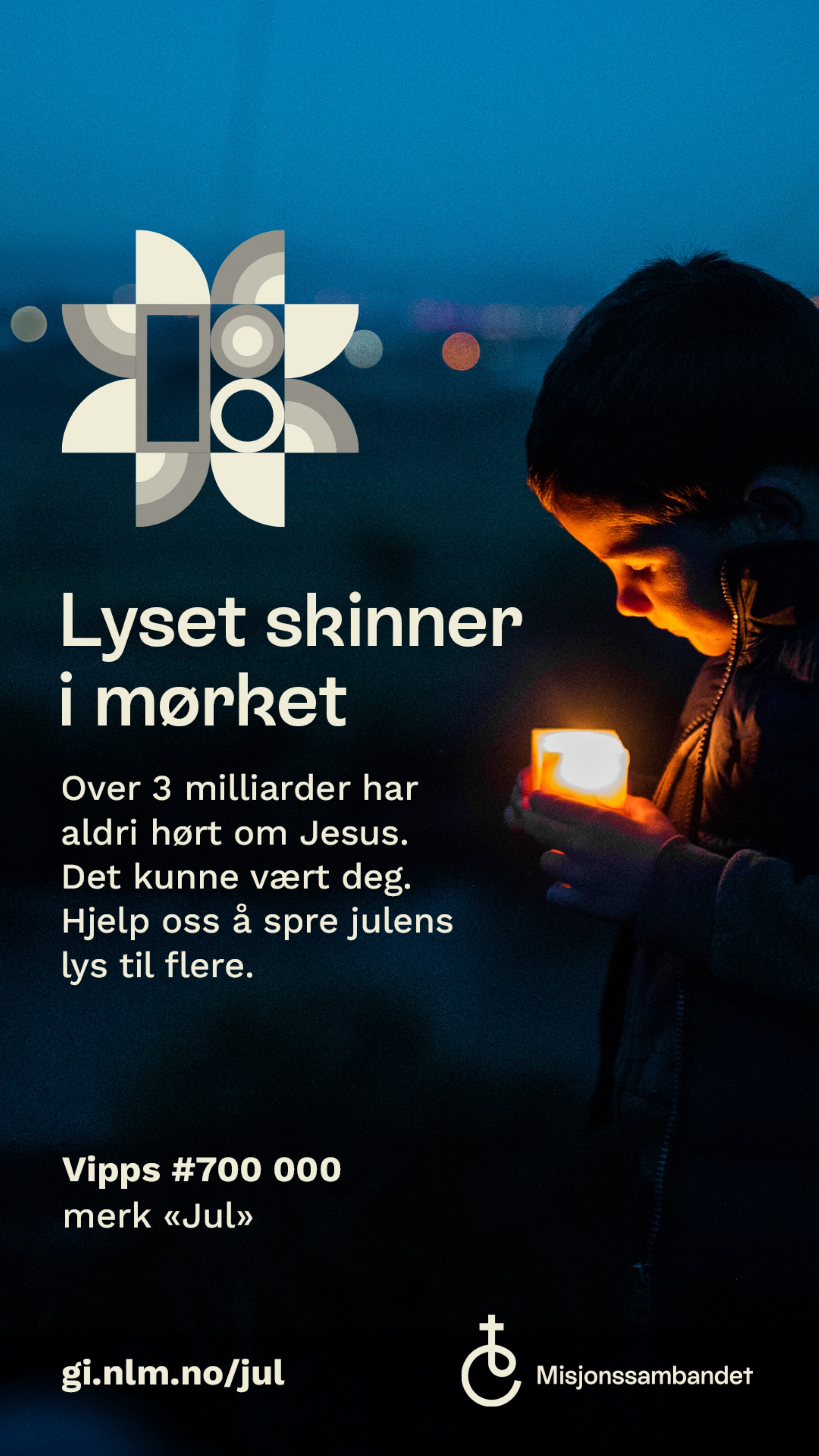 Stående plakat Bilde av gutt med lys og teksten "Lyset skinner i mørket"