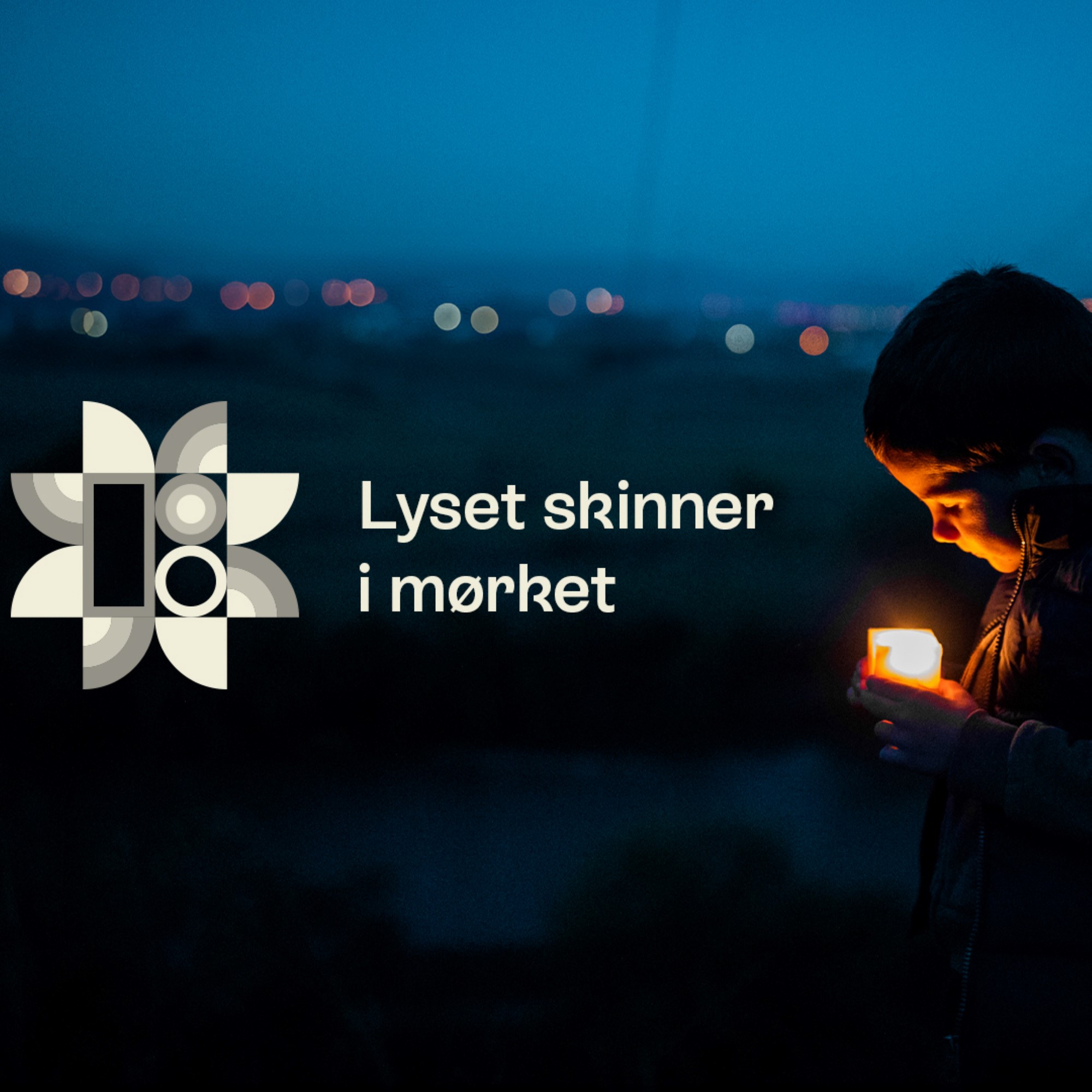 Bilde av gutt med lys og teksten "Lyset skinner i mørket"